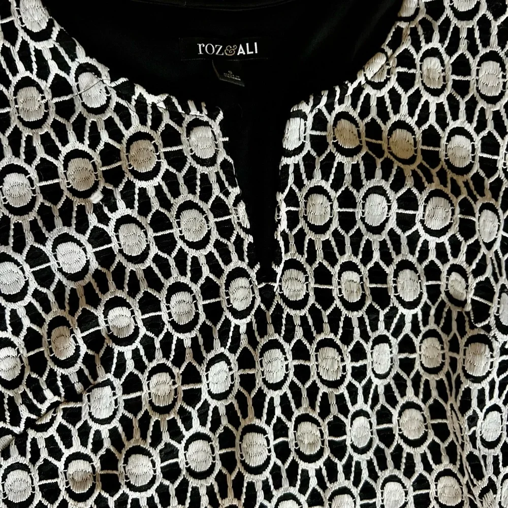Dress barn B&W dress. Sz small! Scalloped bottom & cute bell sleeve with slit. - Picture 6 of 7